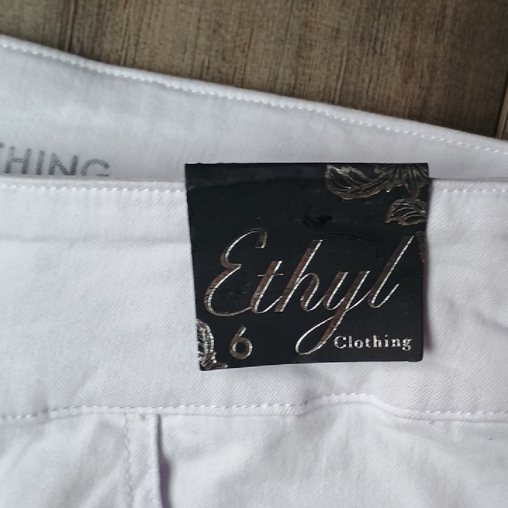 Stylish White Cropped Jeans for Women - Picture 3 of 12